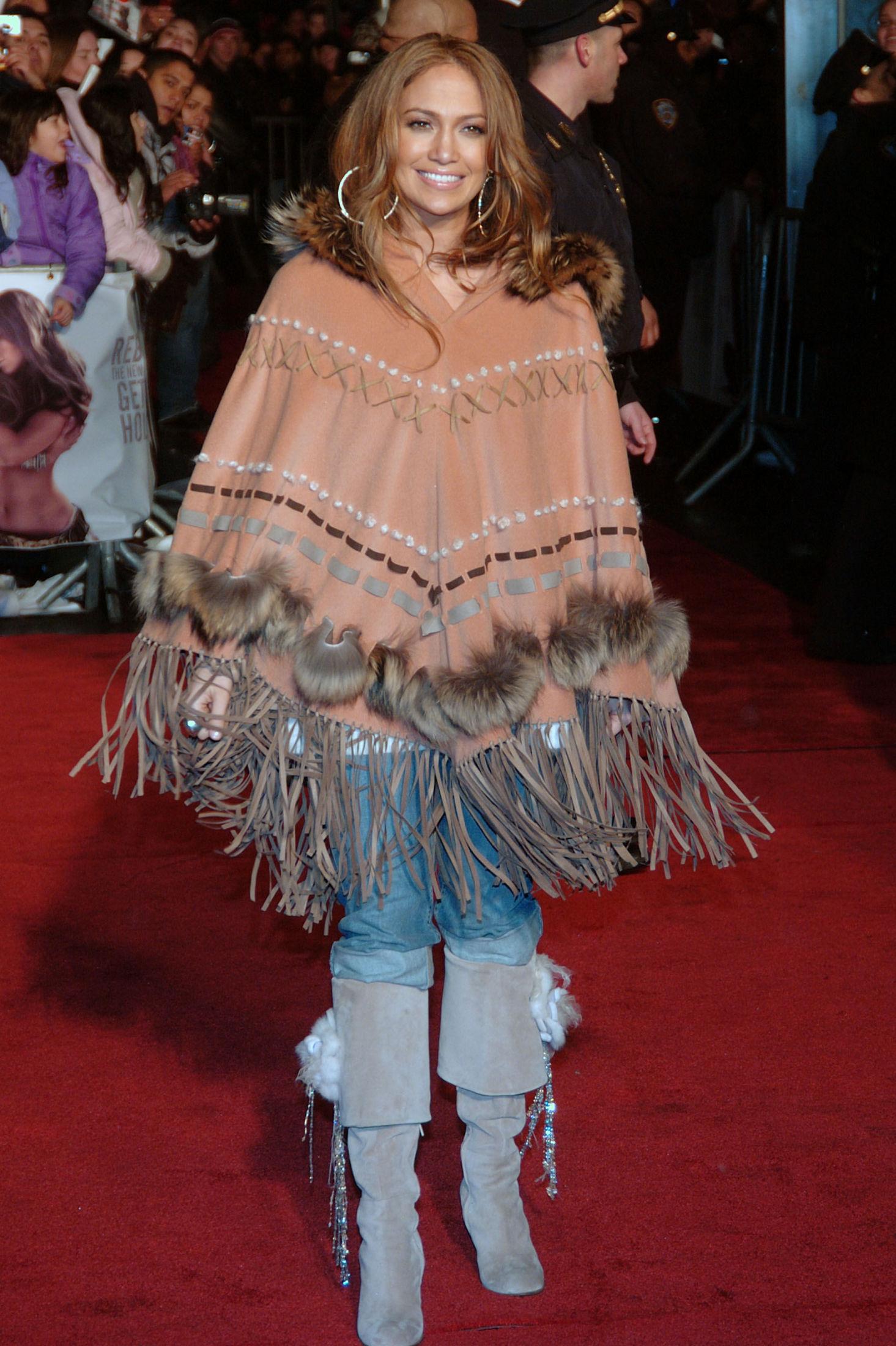 2005: Uredde «J.Lo» har flere ganger kastet seg på trender, som da hun kombinerte knehøye støvletter og jeans med en svært voluminøs poncho med frynse- og pelsdetaljer. Foto: Getty Images