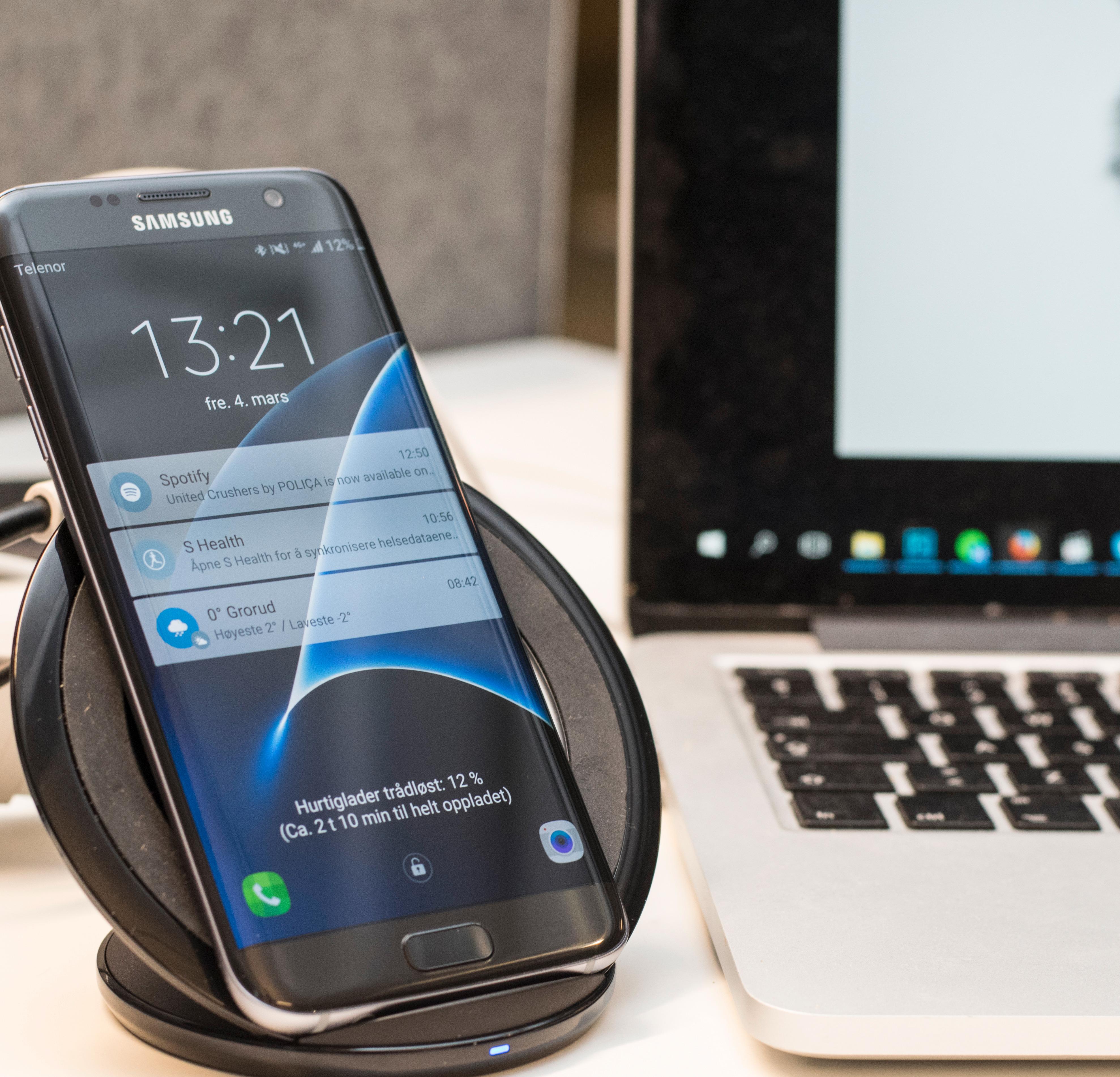 Begynner vi å nærme oss slutten på behovet for fysiske tilkoblinger i det hele tatt? Her en Galaxy S7 som hurtiglader trådløst.