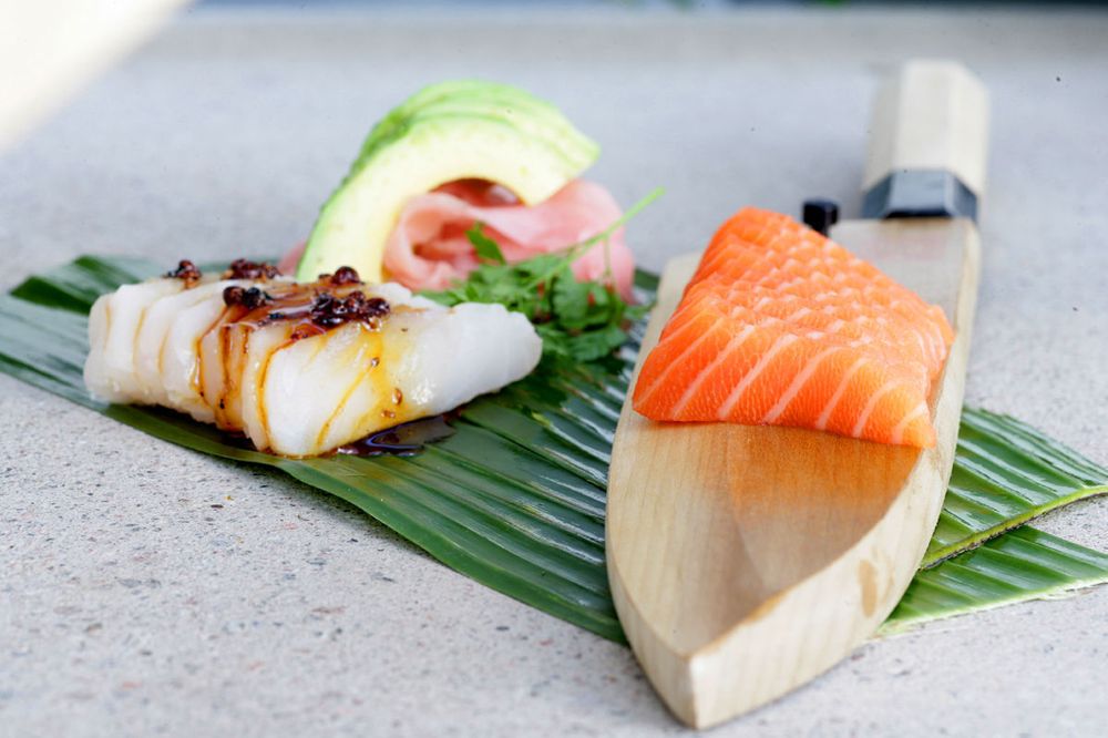 Deilig sashimi av laks og kveite. Sunt, magert og veldig godt.