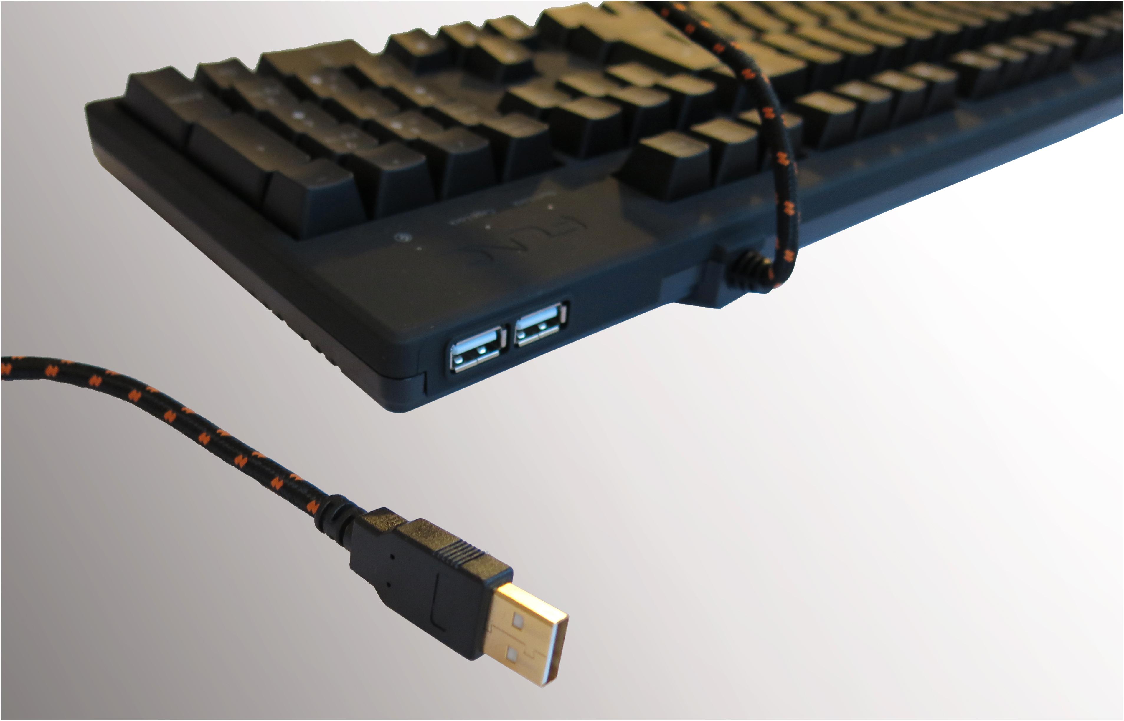 To USB 2.0-porter i bakkant, som forsynes med strøm fra én USB-kabel. Foto: Torstein Sørnes, Hardware.no
