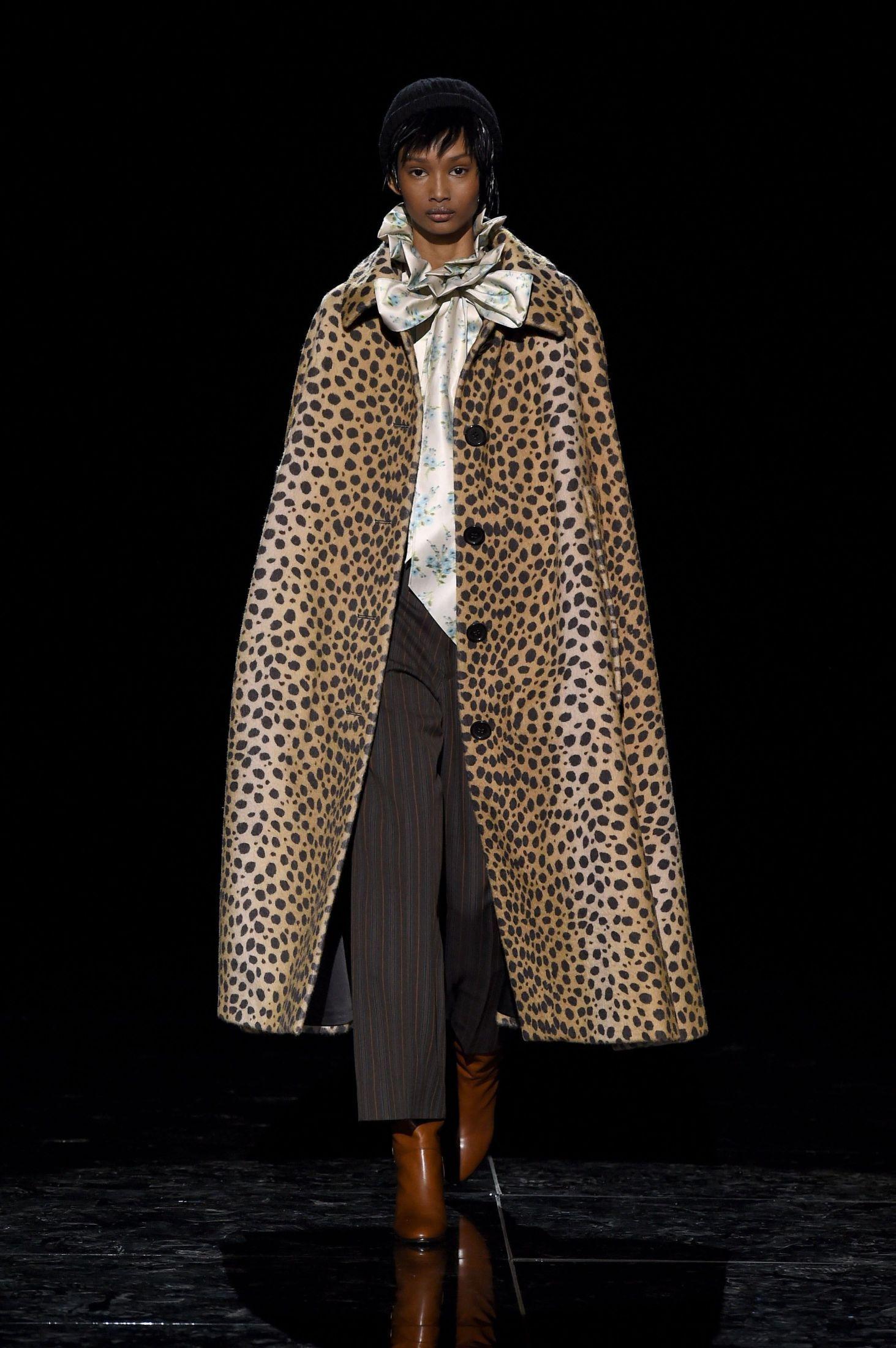 LEOPARDMØNSTER: Denne kåpen i leopardmønster vil vi gjerne sprite opp det mørke vinterværet med. Foto: AFP