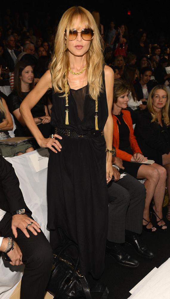 LUKSUS-BOHEM: Rachel valgte en løstsittense kjole med store smykker til Michael Kors-visningen under New York Fashion Week i 2012. Foto: Getty Images/All Over Press