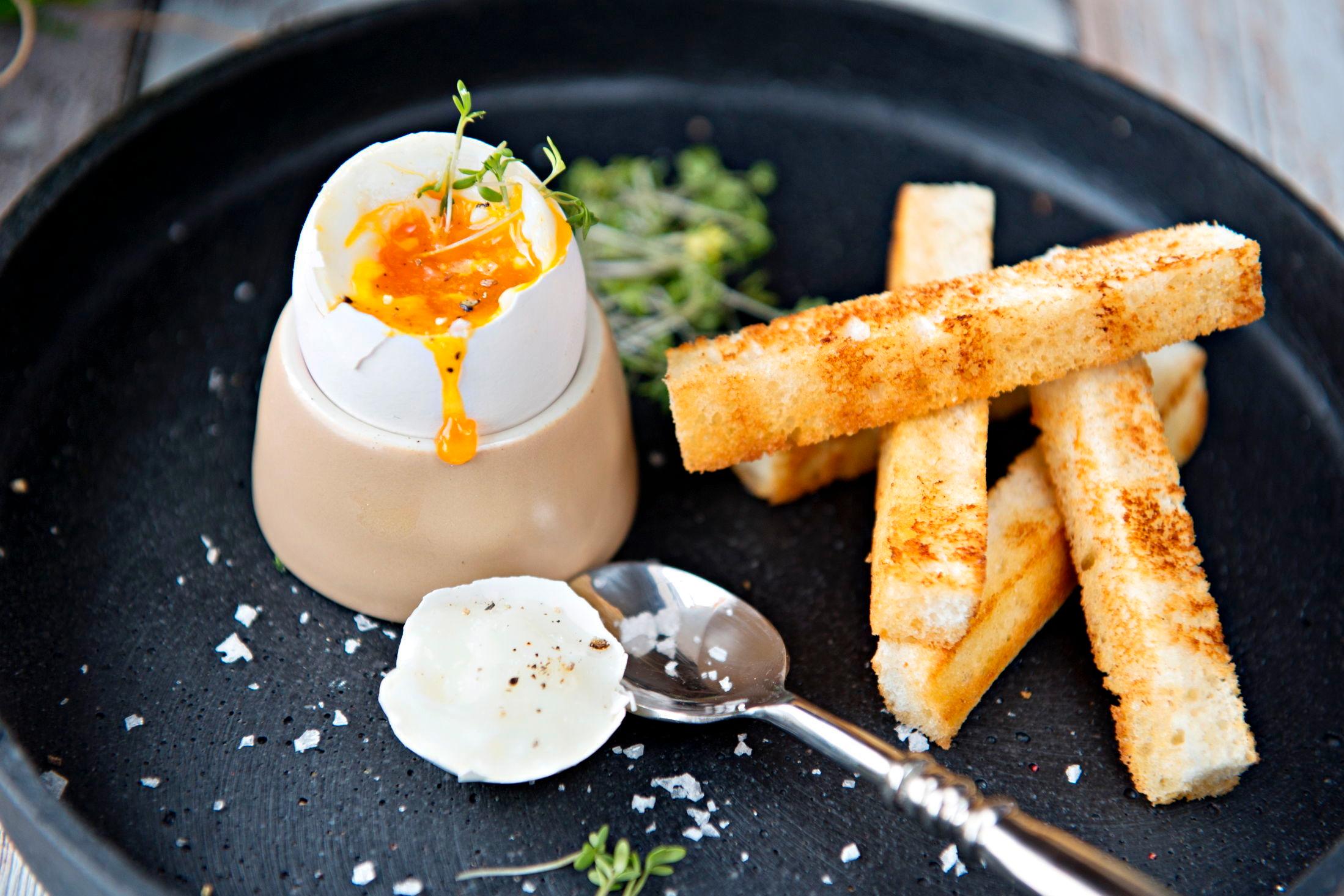 EGG TIL FROKOST: Så enkelt kan det gjøres; bløtkokt egg med sprøstekt loff. Oppskriften finner du her! Foto: Eivind Griffith Brænde/VG