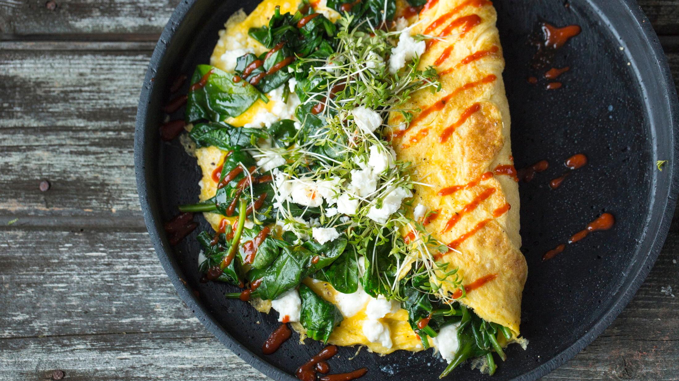 NYDELIG: Nå starter den norske spinatsesongen, og da kan du for eksempel lage denne enkle omeletten med spinat og feta. Foto: Sara Johannessen/VG