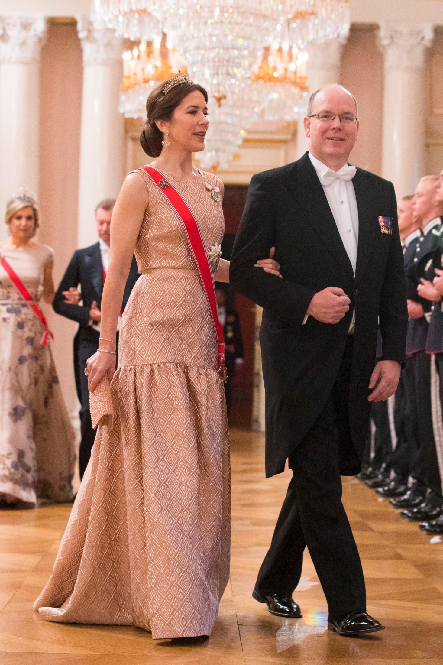 ELEGANT: Som vanlig stilite kronprinsesse Mary av Danmark i en elegant og feminin kjole. Her er hun med fyrst Albert av Monaco. Foto: Håkon Mosvold Larsen / NTB scanpix