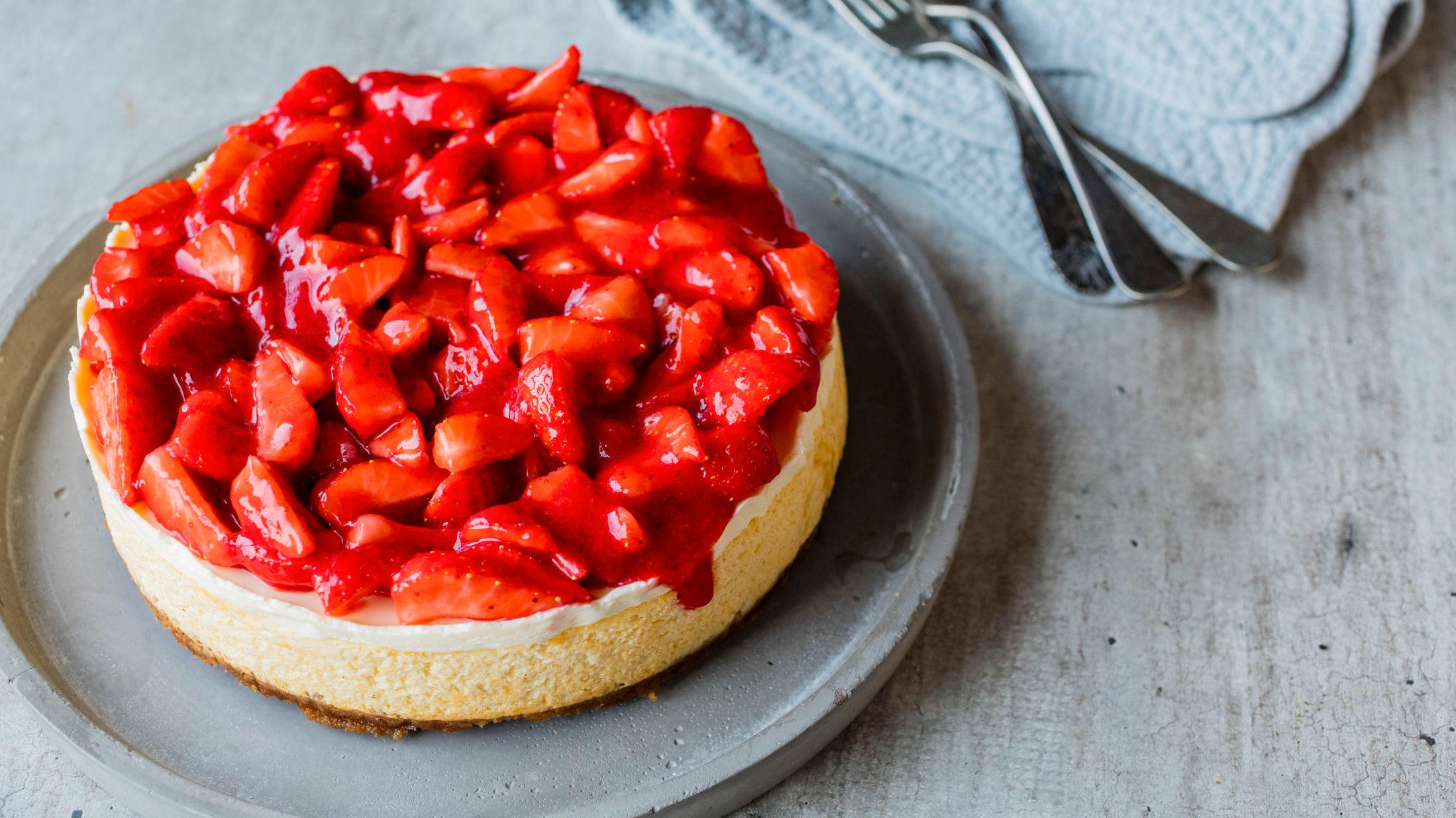 KAKEDAGEN: Denne ostekaken med jordbær er bare én av flere kaker du kan bake på "Den internasjonale kakedagen". Foto: Sara Johannessen/VG
