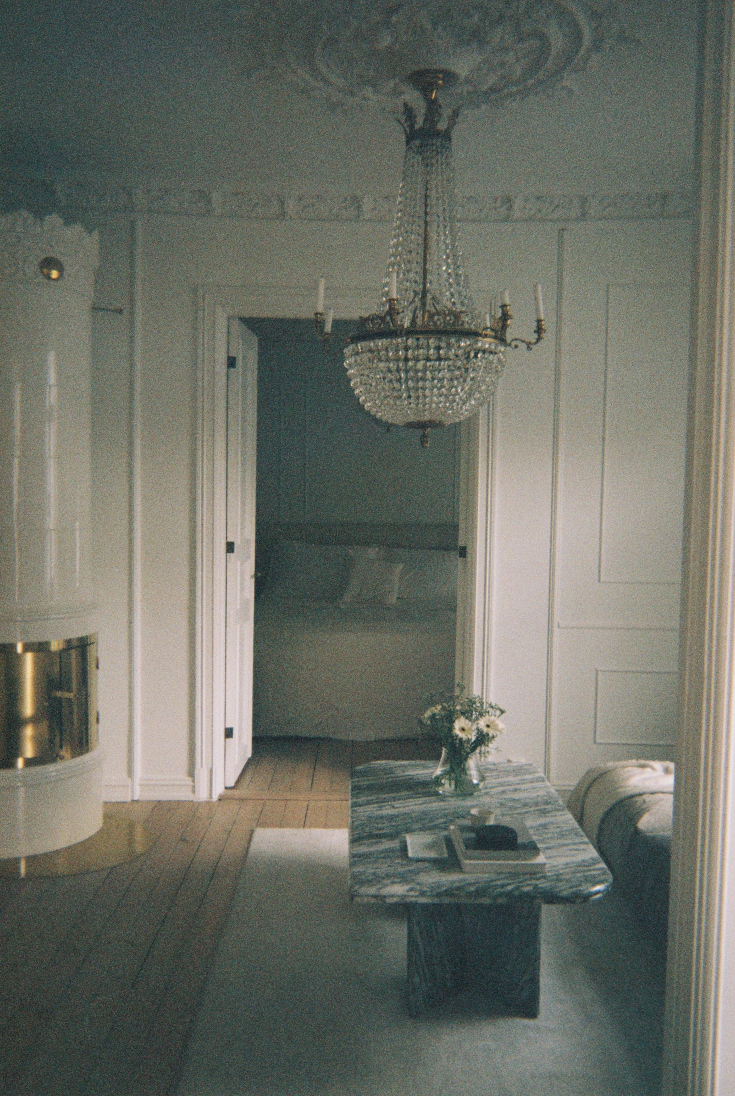 KLASSISK: Paret bor i en klassisk leilighet på St. Hanshaugen. Glitrende lysekroner preger rommene. 