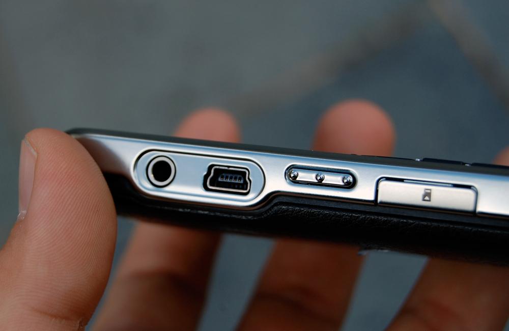 USB-utgang, 3,5 mm minijack og minnekortport.