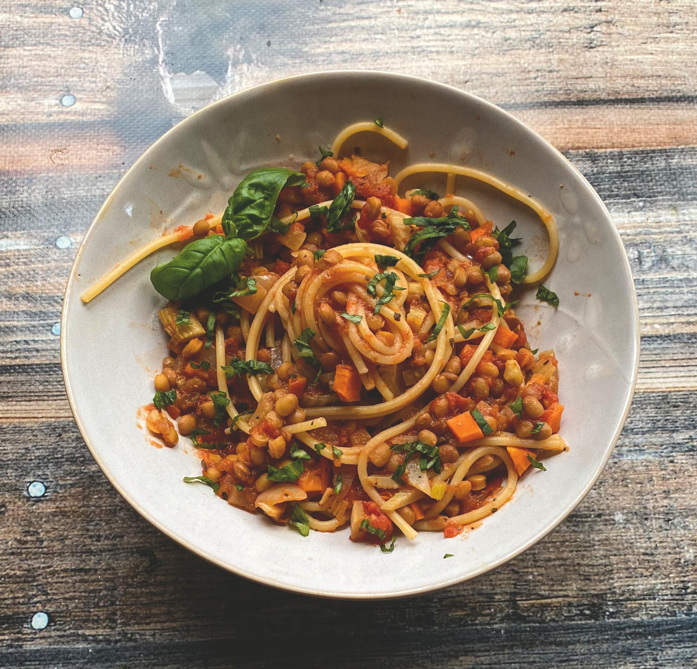RIMELIGERE: Erstatt deler eller hele kjøttdeigen i spagetti bolognese med for eksempel linser og/eller grønnsaker. 