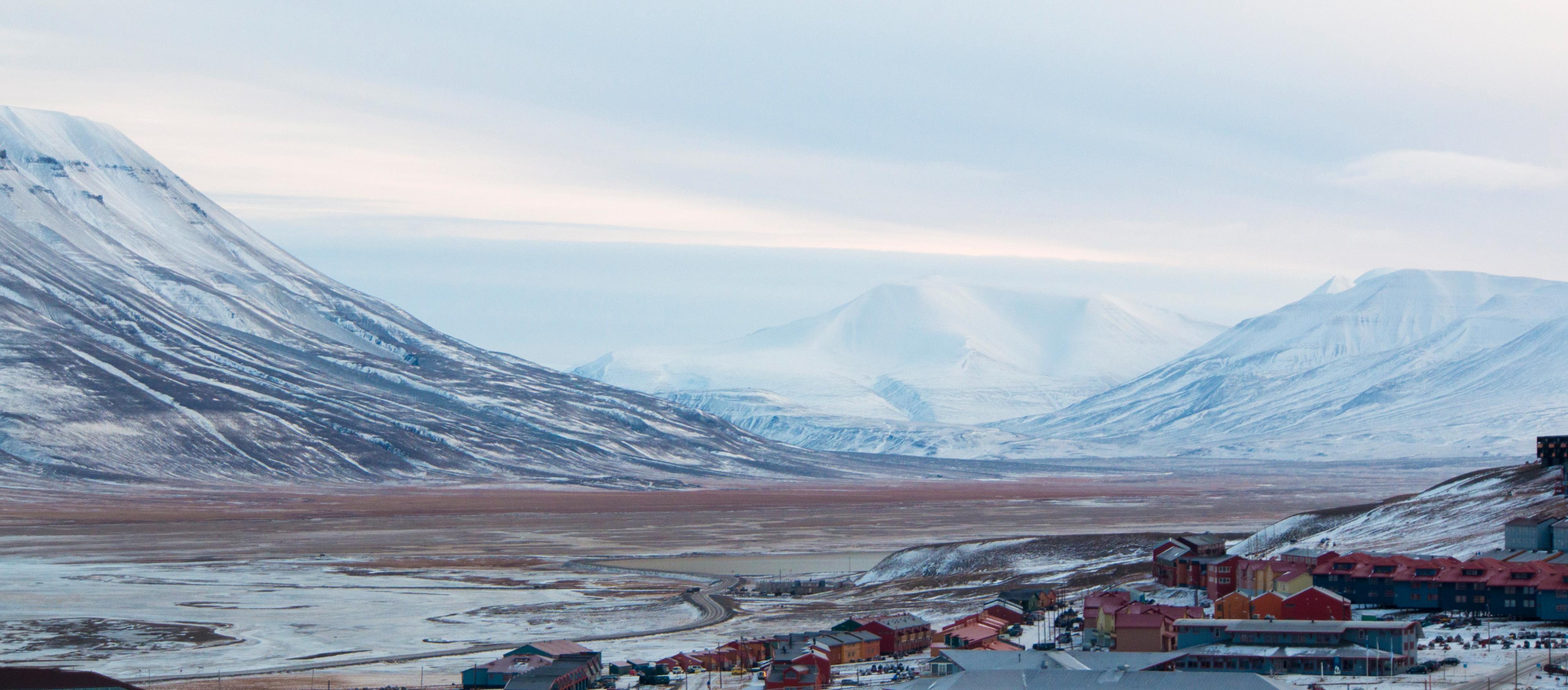 E-M1: 200 ISO, f/6.3, 1/320, 50mm. Utsikt over Longyearbyen fra Taubanesentralen.Foto: Kjersti Stuestøl