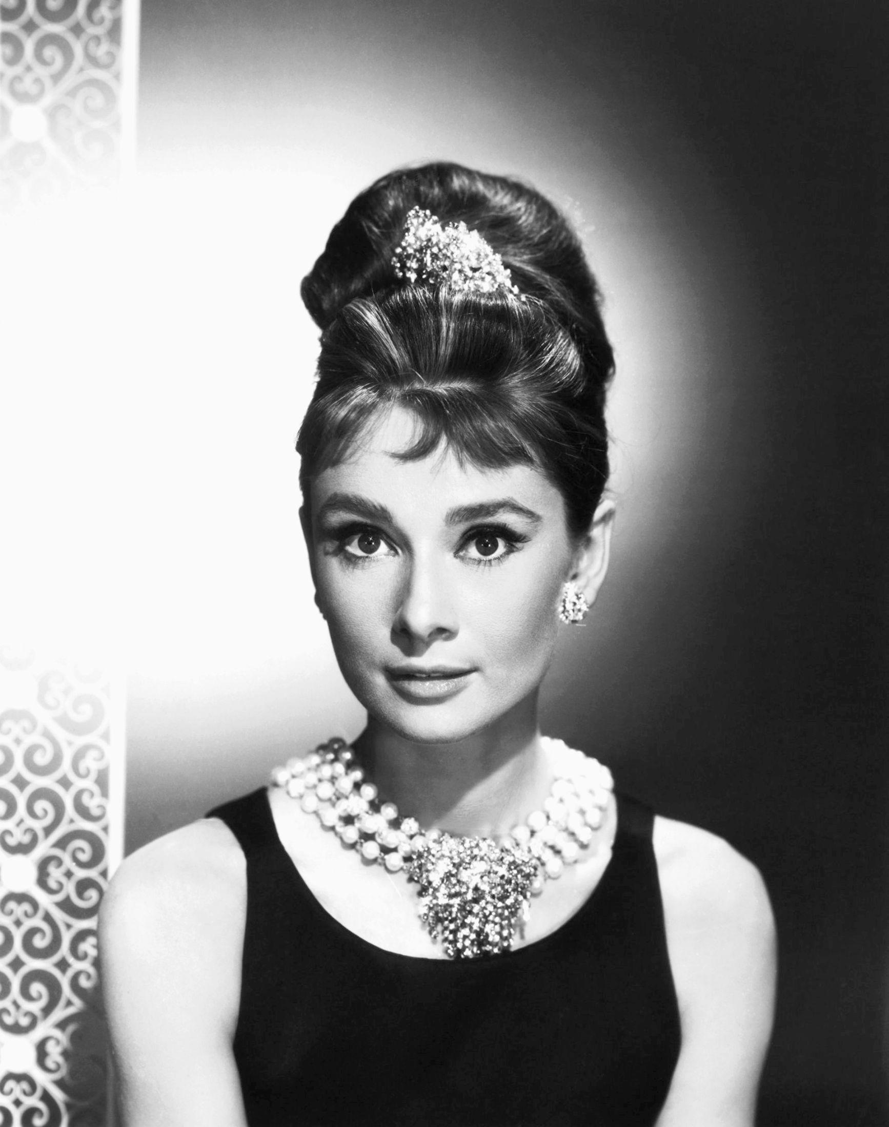 IKONISK: Her er Audrey Hepburn på settet til «Breakfast at Tiffany's». Hun var kledd i kjole fra Givenchy. Foto: Getty Images.