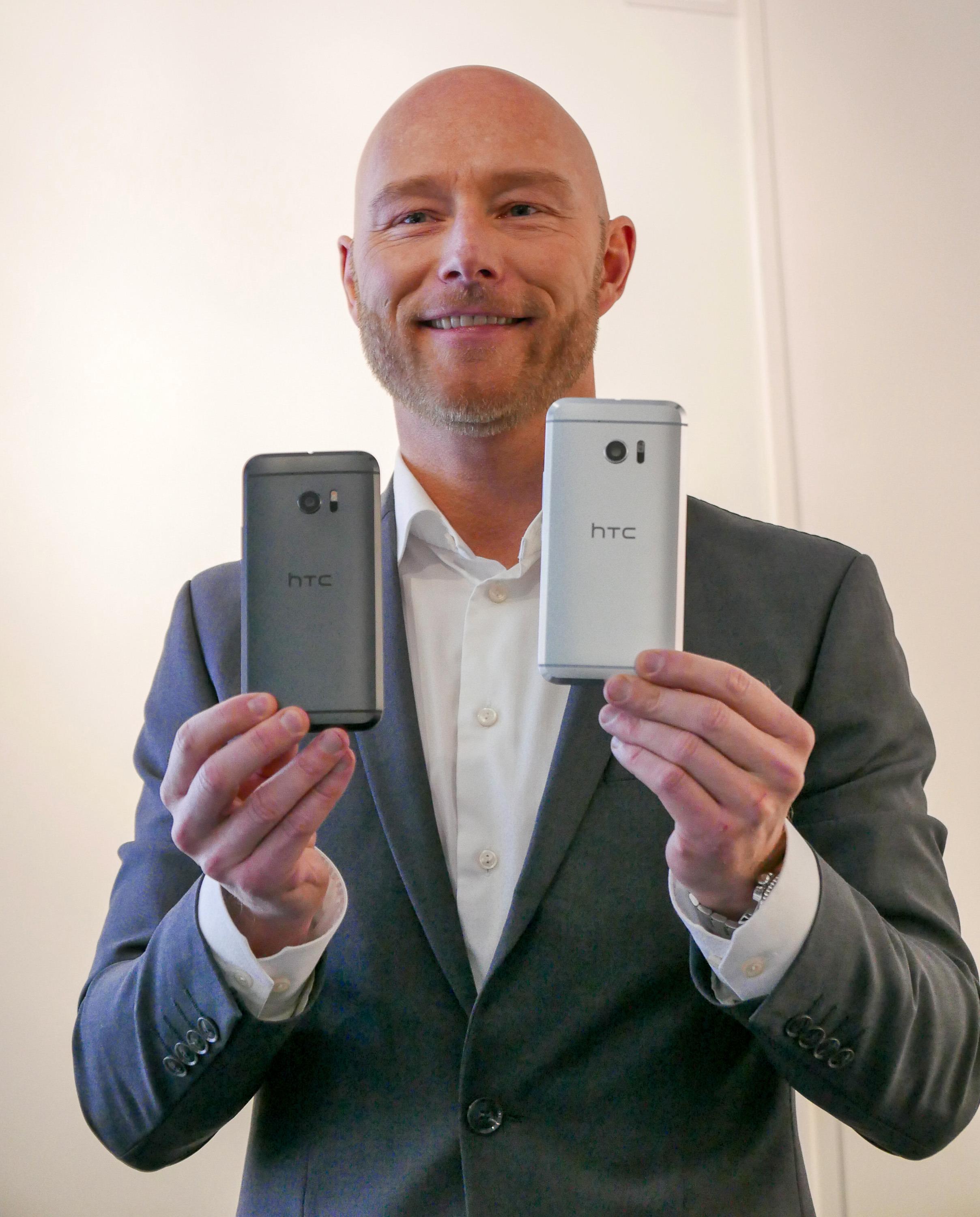 HTCs produktsjef Lars Toft viser frem de to fargene som vil bli tilgjengelig i Norden.