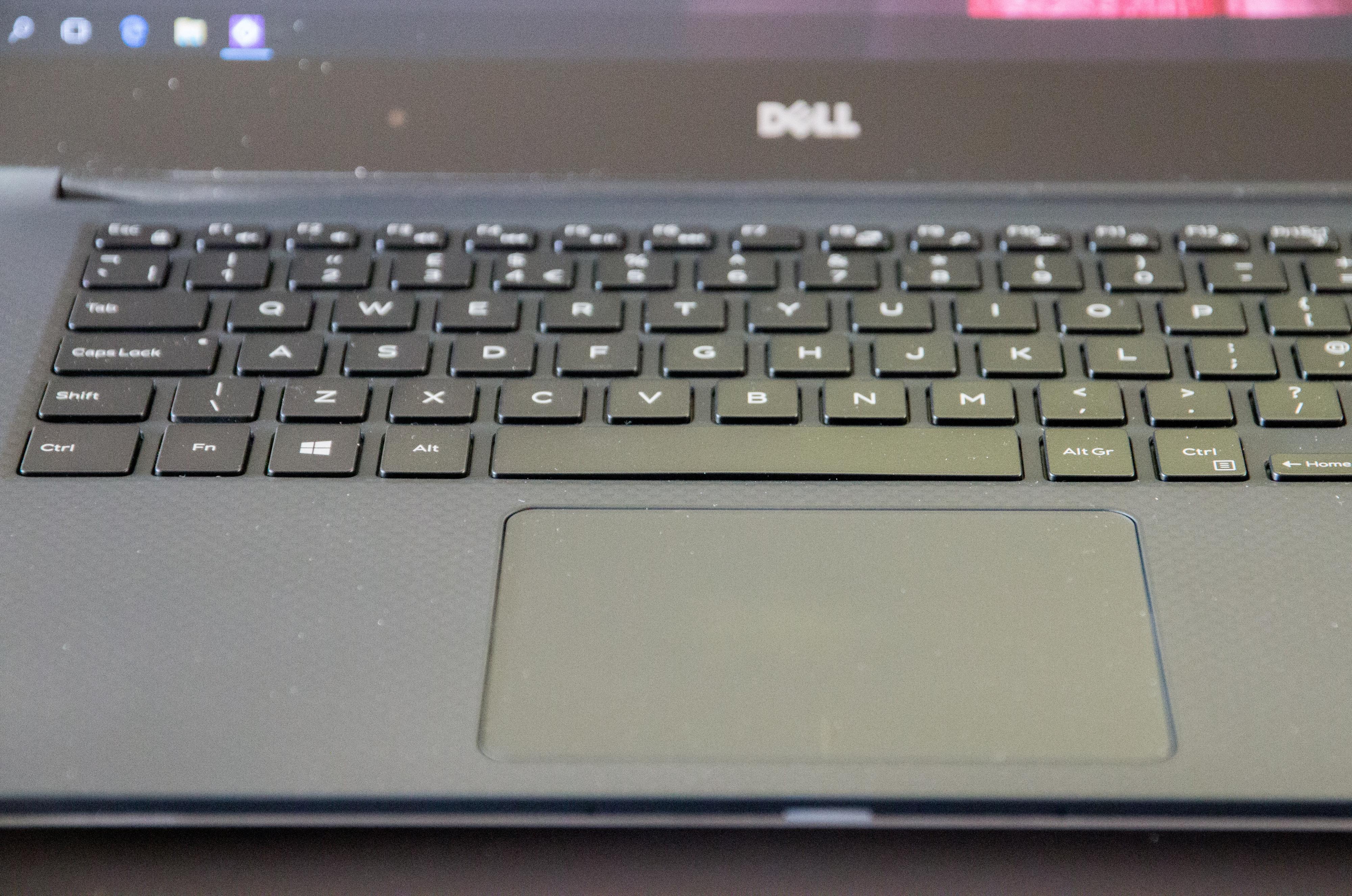 Dells pekeplate er av glass, slik som MacBook Pros, men til tross for god presisjon ligger Apple fortsatt et lite hode foran.