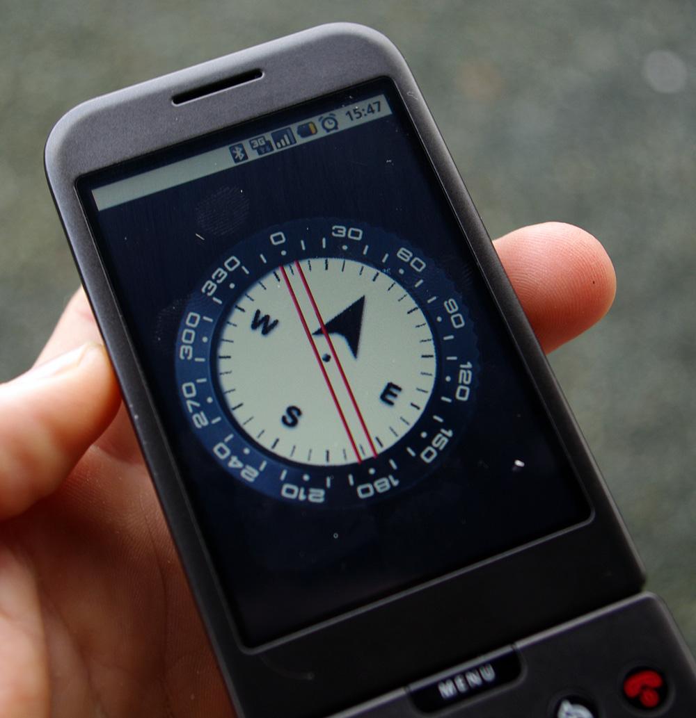 Telefonen har et elektronisk kompass som fungerer utmerket.