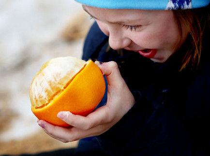 Søte appelsinkyss: Stapp turfrukten med pikekyss og sukkerbiter og gi barna et morsomt høydepunkt på turen. (Foto: Kim Nygård)