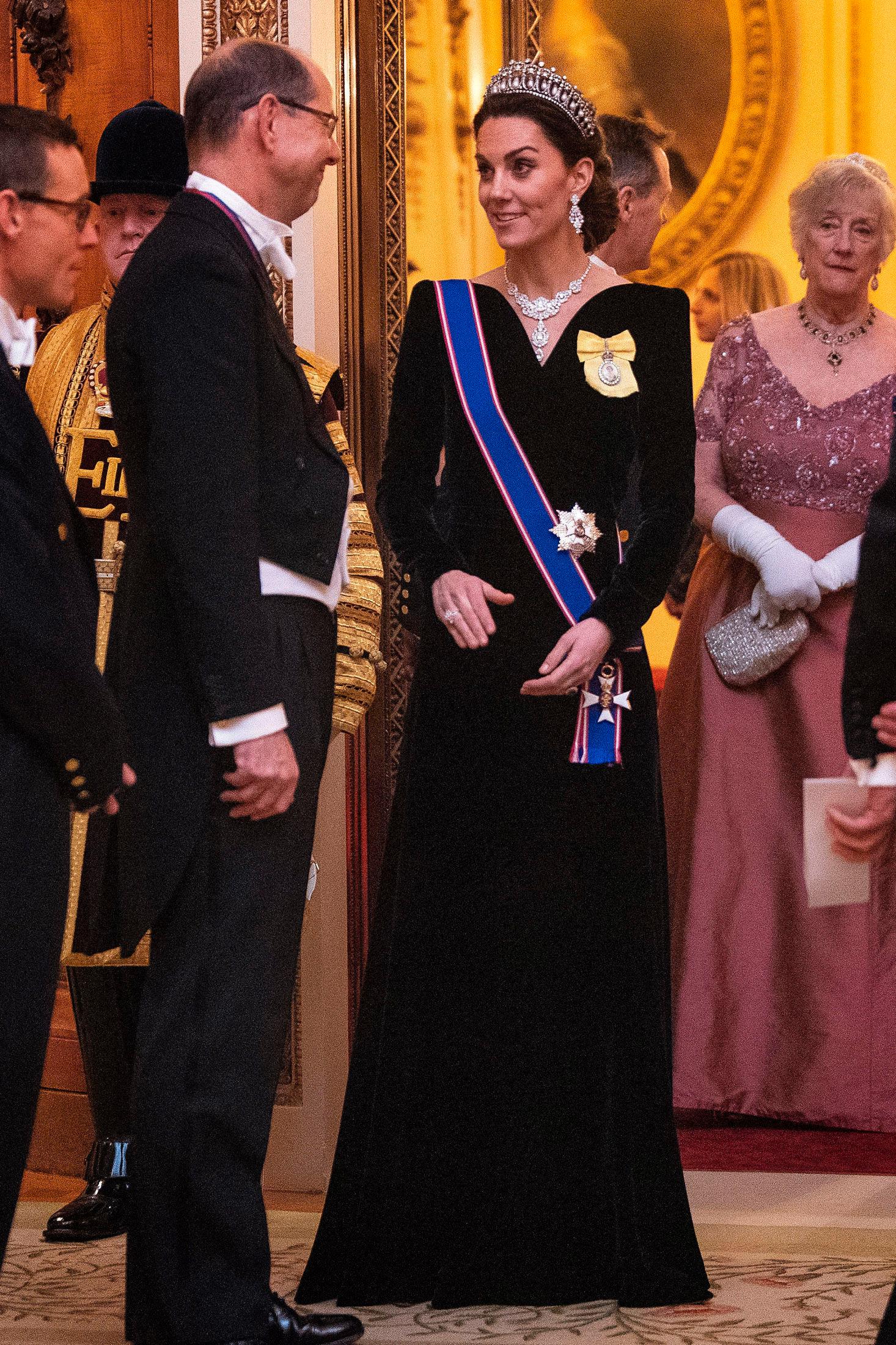ELEGANT: Kjolen til Kate er signert Alexander McQueen og tiaraen er fikk prinsesse Diana i bryllupsgave. Foto: Victoria Jones/PA Wire