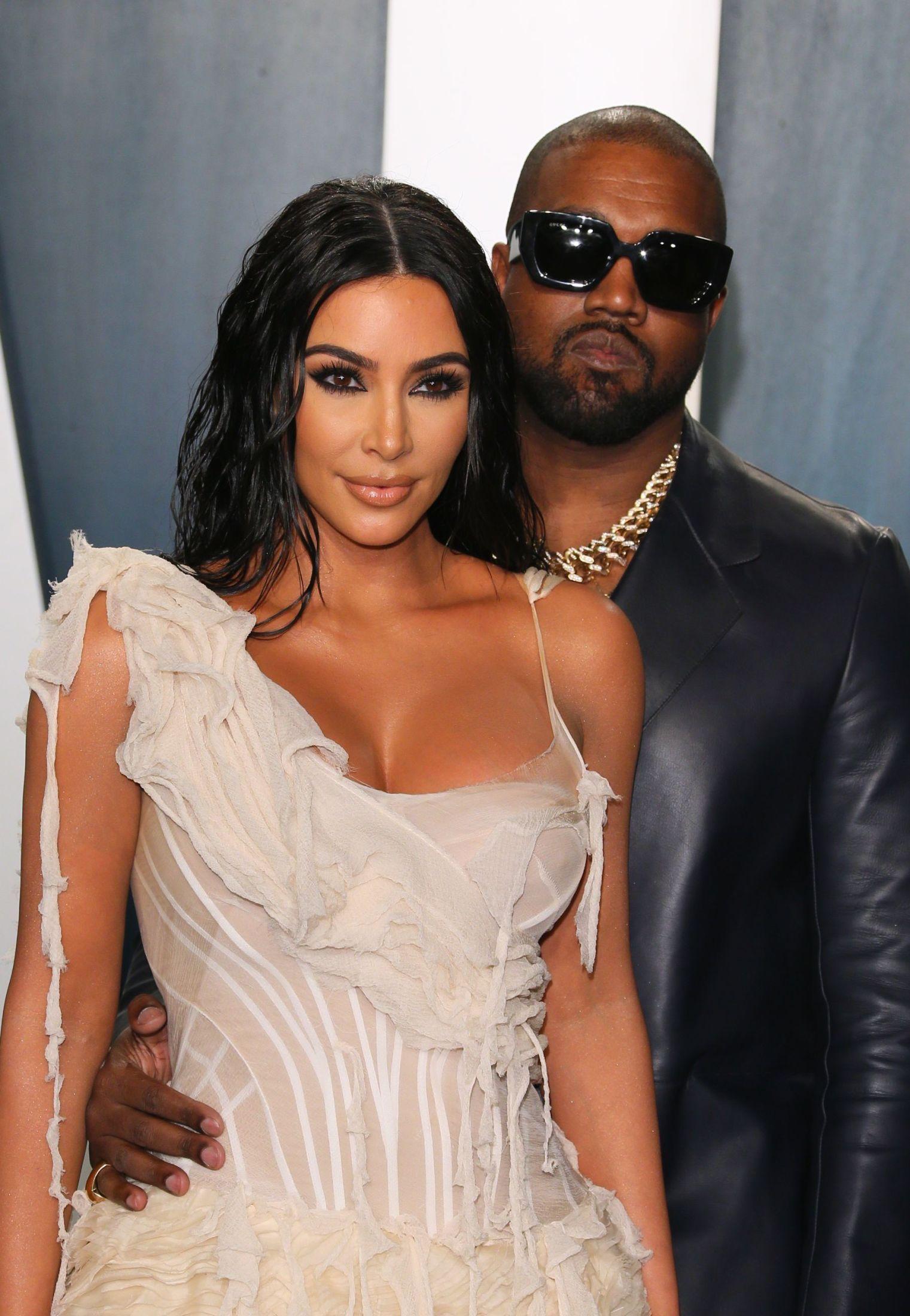 HELT SJEF: Kim Kardashian og Kanye West skapte et moteøyeblikk vi sent vil glemme på Vanity Fairs nachspiel etter Oscar-utdelingen. Jean-Baptiste Lacroix / AFP