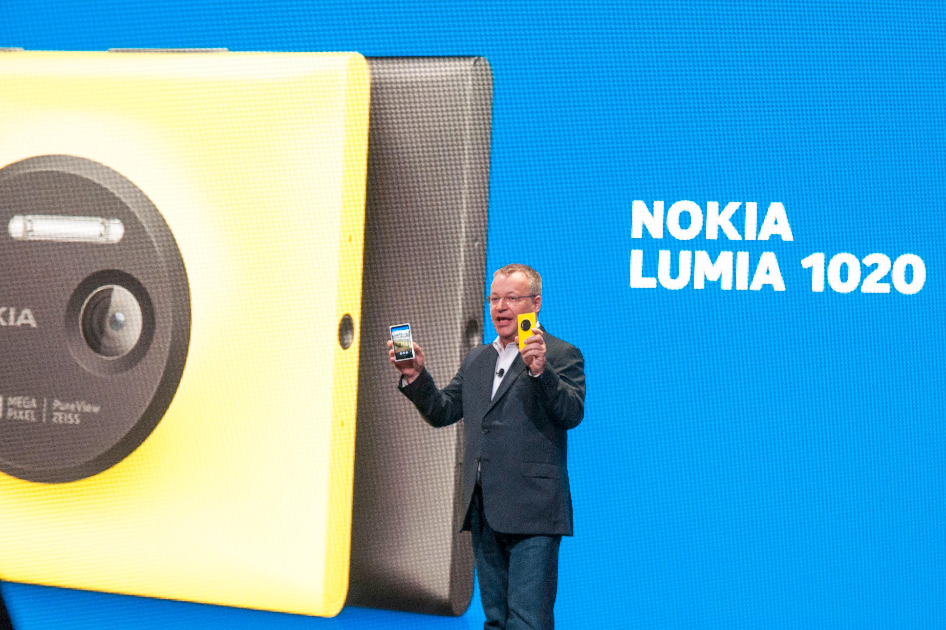 Stephen Elop viser Lumia 1020 i New York.