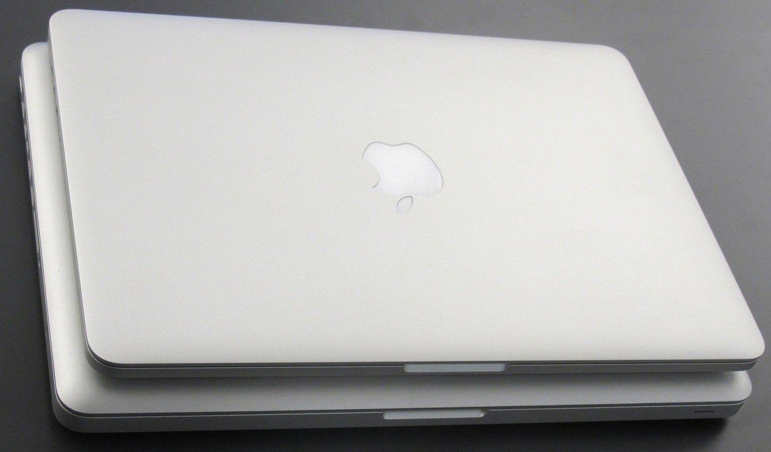 Retina-modellen litt mindre enn en vanlig MacBook Pro, som her ligger nederst.Foto: Vegar Jansen, Hardware.no