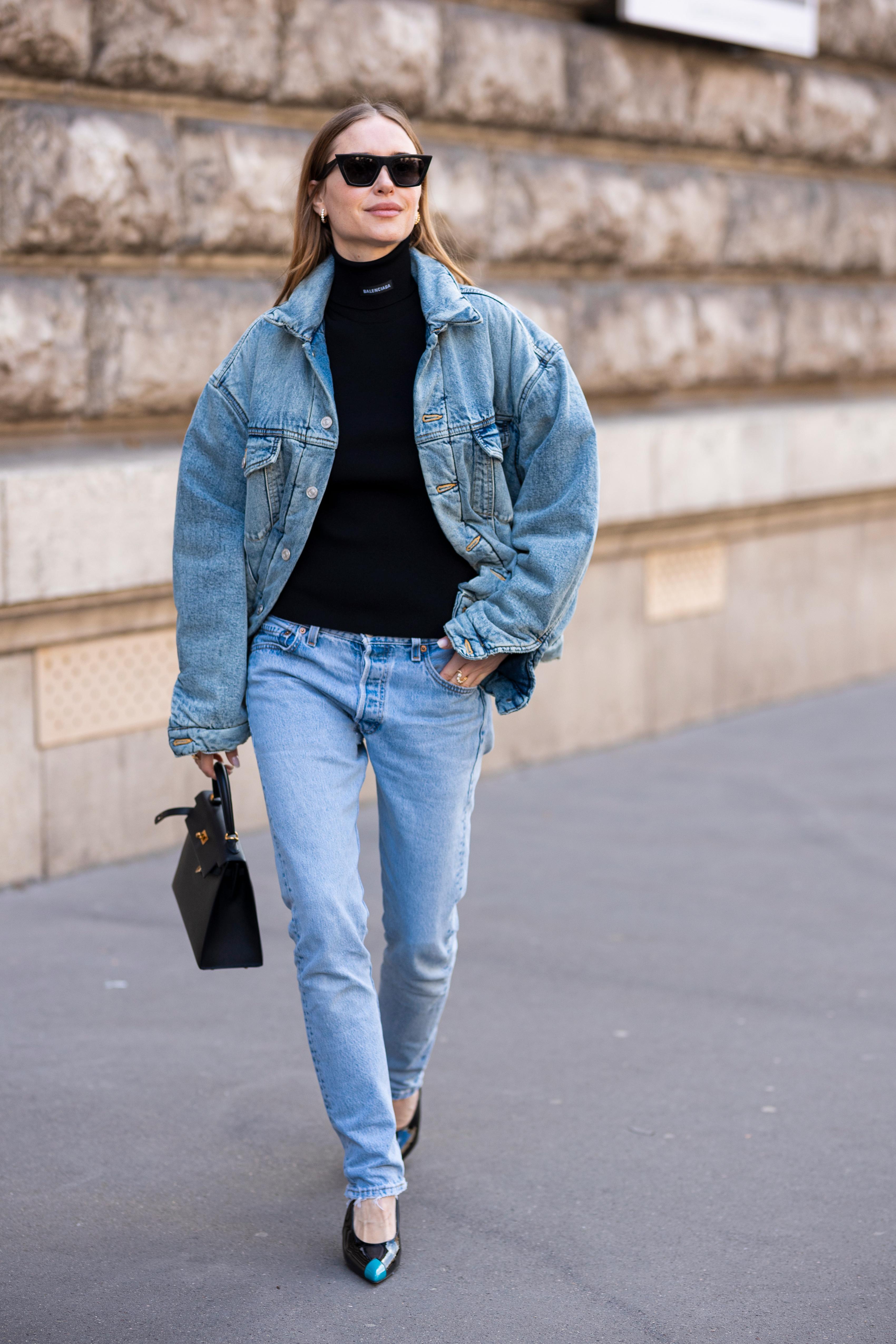 KLASSIKER: Et par tidløse jeans forsvinner aldri fra motebildet. Her har moteprofil Pernille Teisbæk kombinert sine med en denimjakke.