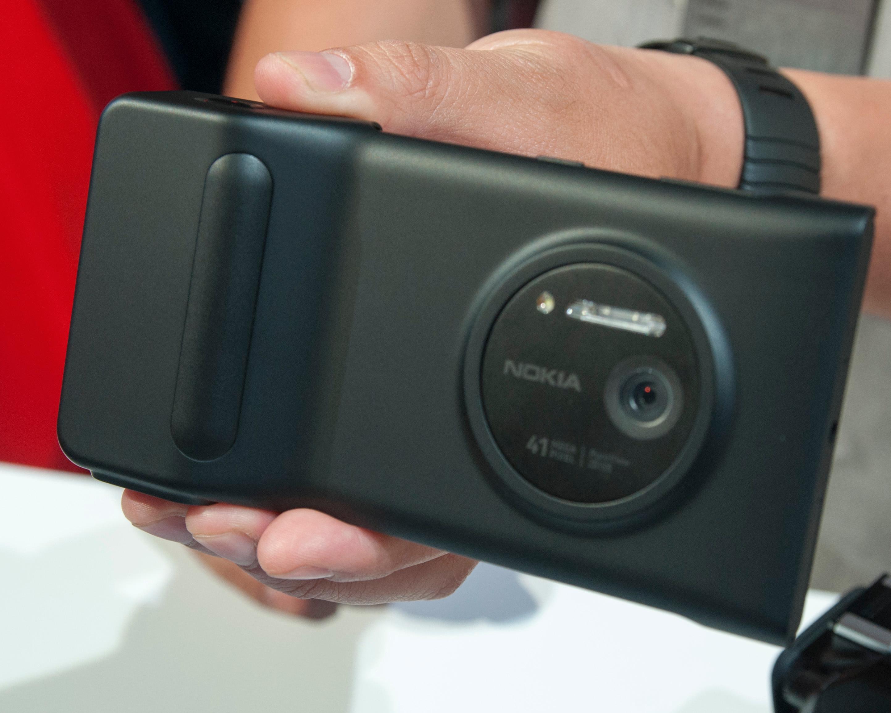 Slik ser Lumia 1020 ut med batterigrepet på.Foto: Finn Jarle Kvalheim, Amobil.no
