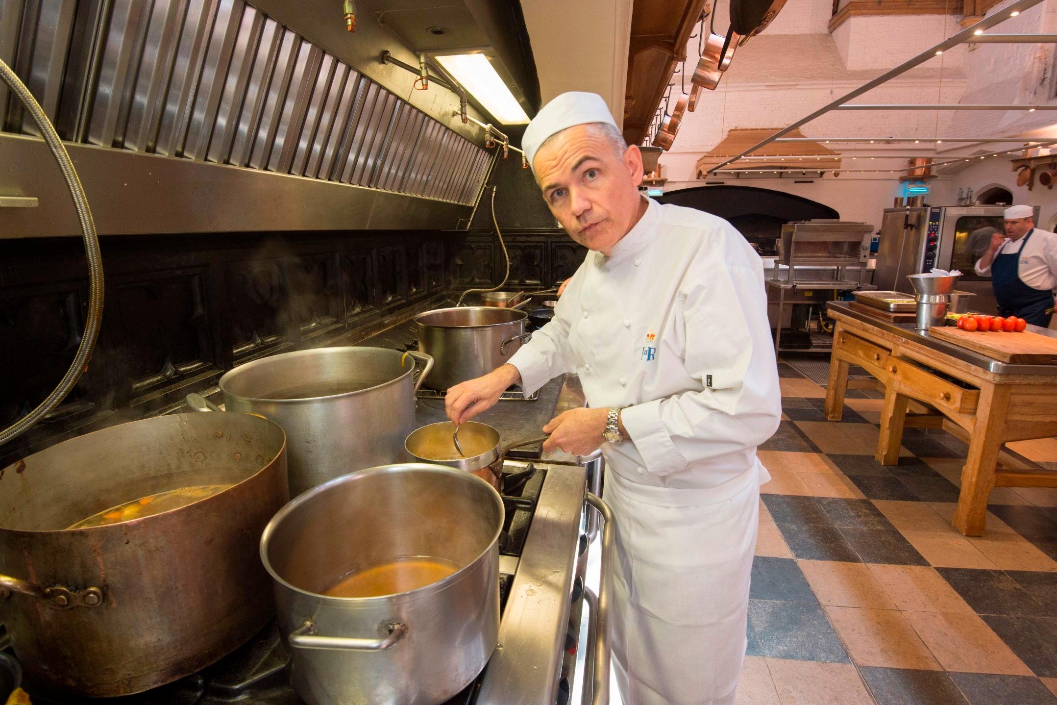 FÅ DAGER IGJEN: Kjøkkensjef Mark Flanagan er i gang med forberedelser på kjøkkenet på Windsor slott til den store dagen. Foto: David Parker /AFP