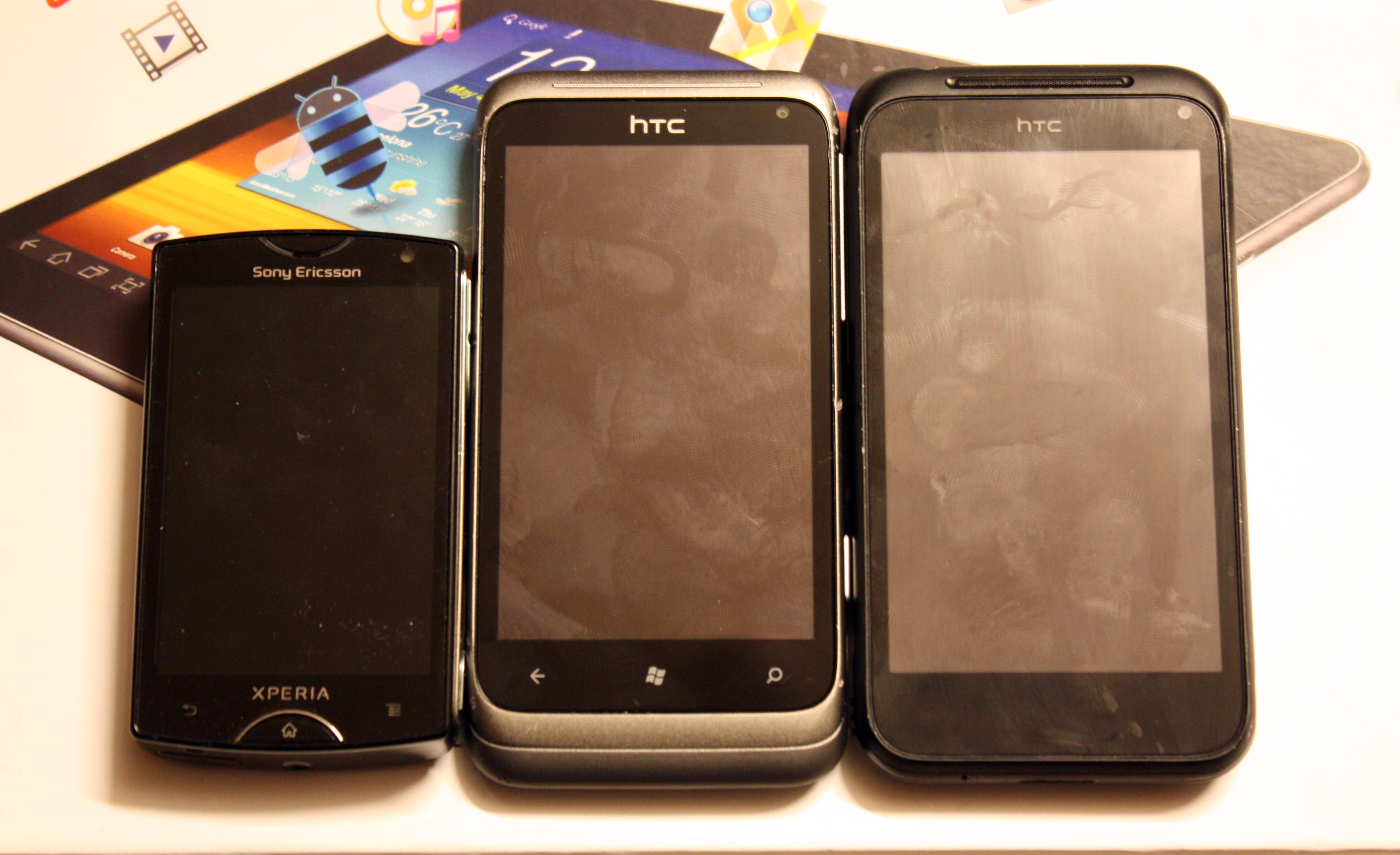 HTC Radar har en ganske normal størrelse. Her sammen med Sony Ericsson Xperia Mini og HTC Incredible S.