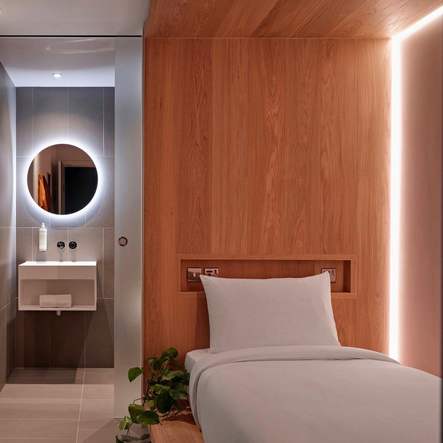 På hotellet Zedwell i London sover man i ljudisolerade rum utan fönster och i sängar som liknar träkokonger. 