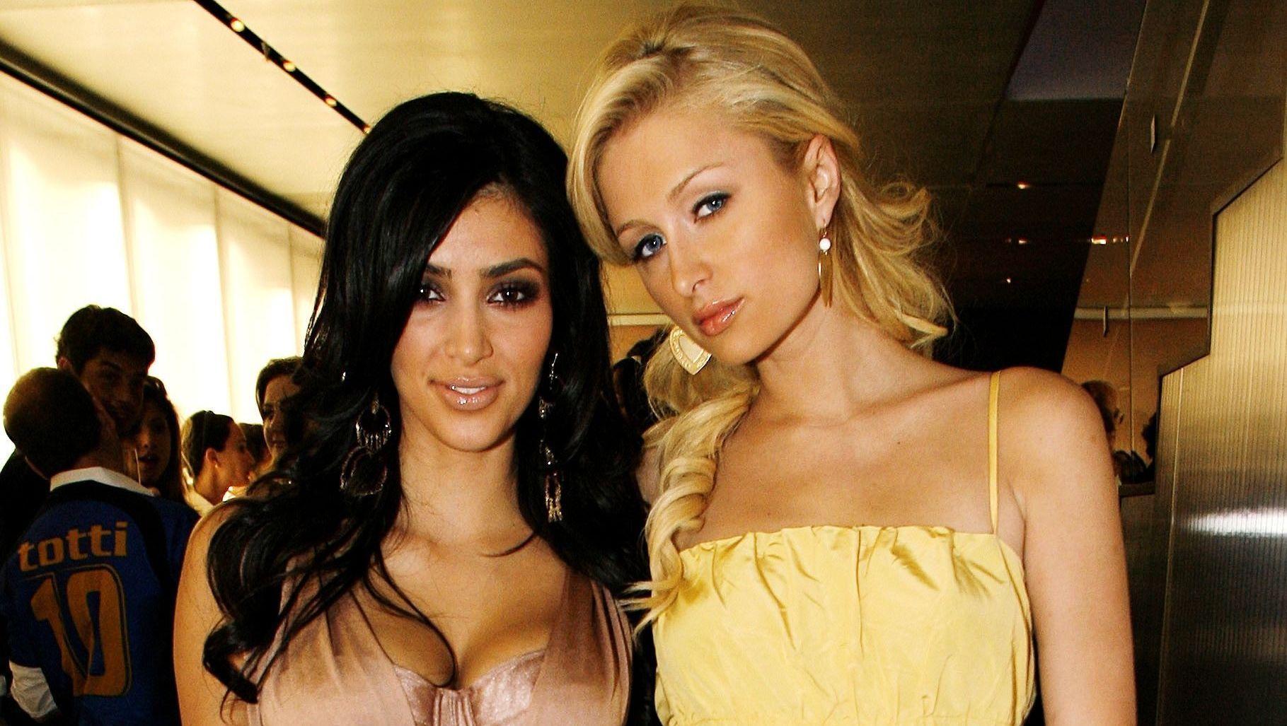 GAMLE VENNER: Kim Kardashian og Paris Hilton var stilikoner tidlig på 2000 tallet. Her er de på rød løper i 2006. Foto: AP Photo/Chris Polk.