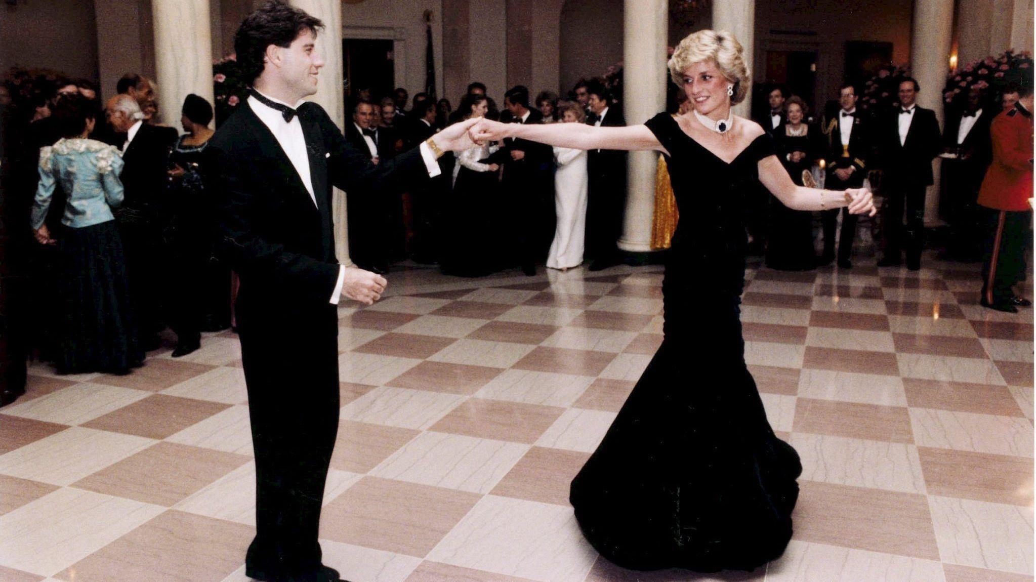 IKONISK ØYEBLIKK: Prinsesse Diana og John Travolta fikk de andre gjestene i Det hvite hus til å måpe da de svinget seg på dansegulvet i 1985. Foto: NTB scanpix