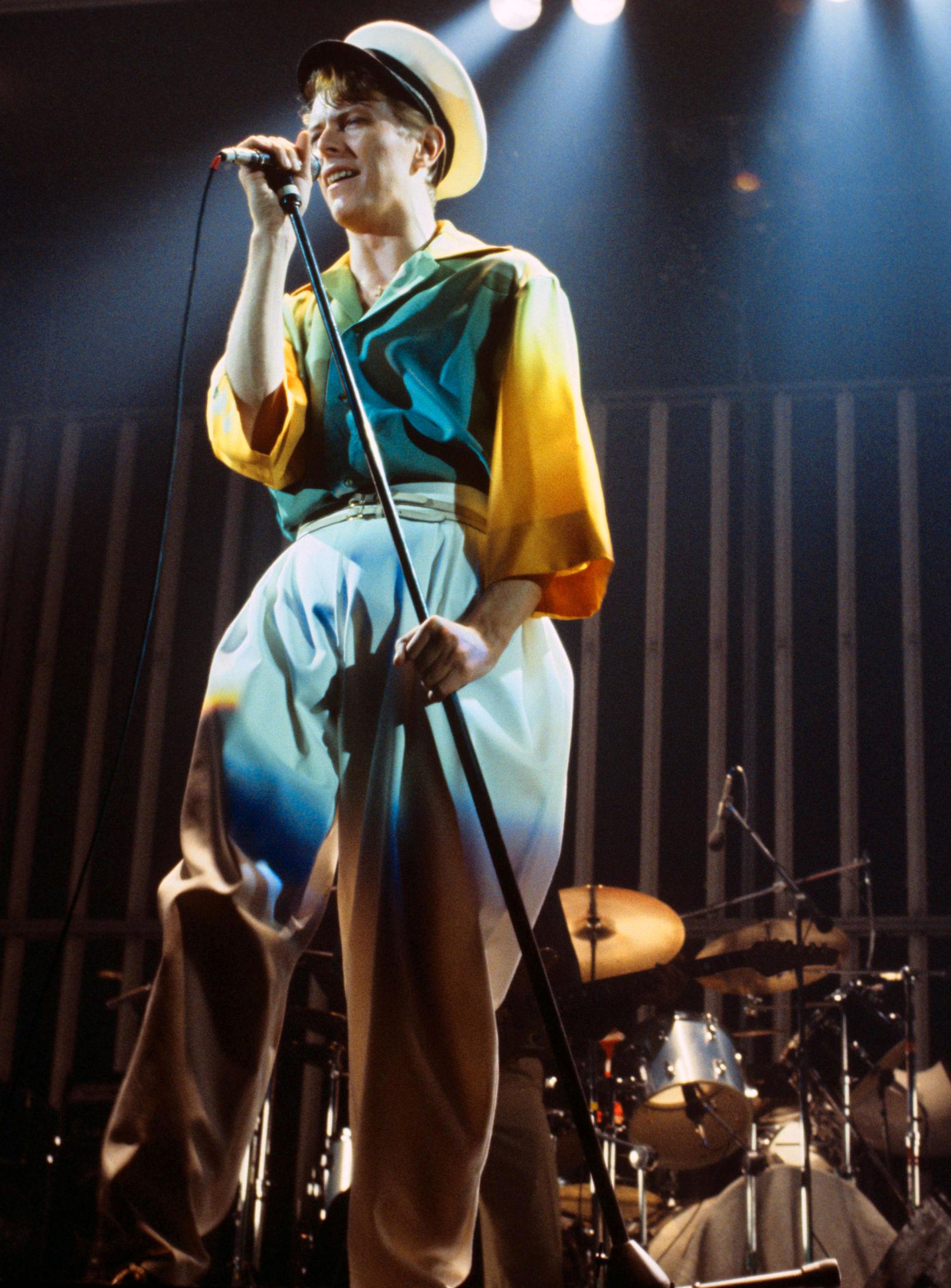 ANNERLEDES: David Bowie i et antrekk som ikke minner mye om Ziggy Stardust på en konsert i Frankfurt i 1978. Foto: NTB Scanpix