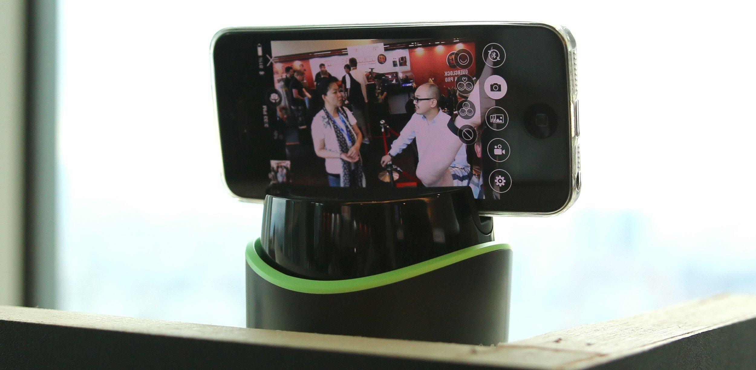 Selfie Assistant kan settes opp til å ta bilde av alle som kommer innen rekkevidde. Foto: Vegar Jansen, Tek.no