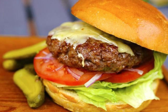 POPULÆR: Hamburger er en svært populær rett som finnes i mange varianter.  Her finner du ut hvordan du kverner en perfekt burger. Foto: Jon Krog Pedersen/VG