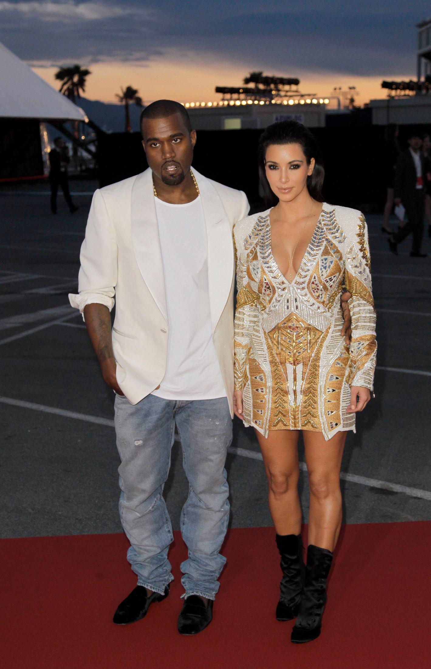 STILENDRING: Kanye West fornyet garderoben til Kim Kardashian West. Her er paret på rød løper i 2012. Foto: François Mori/AP