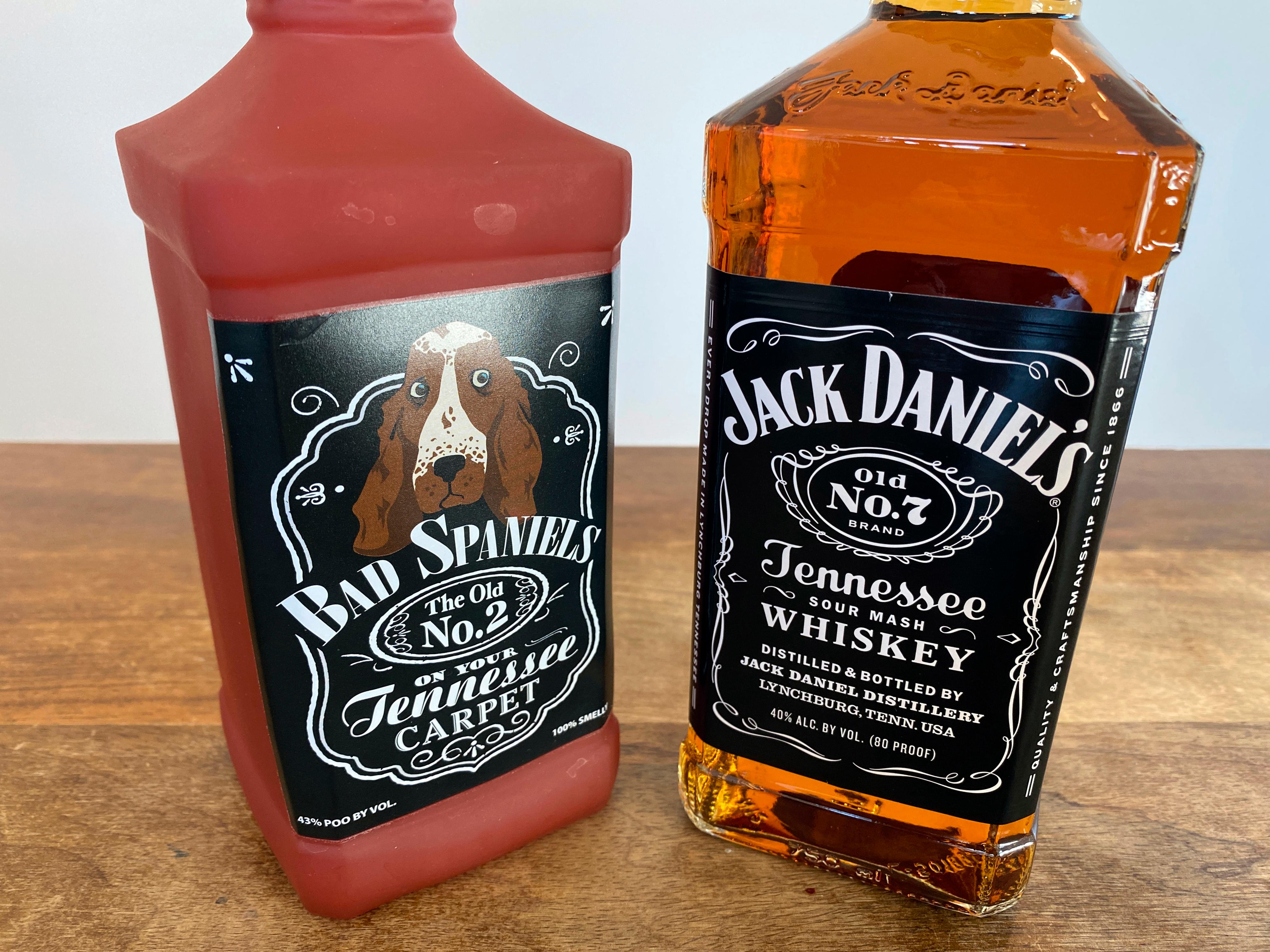 I STRID: Hundeleken Bad Spaniels og whiskeyprodusenten Jack Daniel’s. 