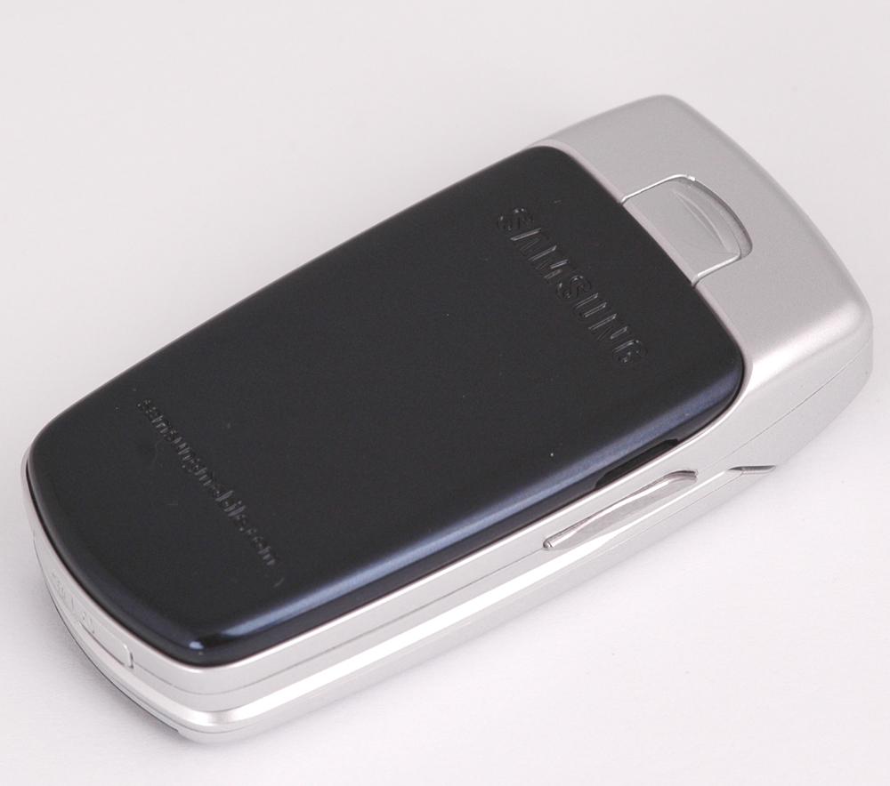 Batteriet holder ifølge Samsung til seks timer tale.