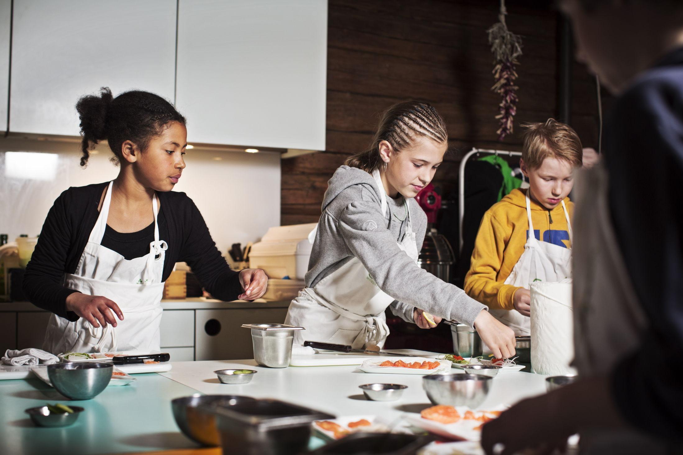 SUSHIKURS FOR BARN: Anna Moldal Bah (11), Selma Myfanwi Markussen Salusbury (10) og Felix Osmundsvaag deltar på sushikur på Geitmyra matkultursenter for barn.