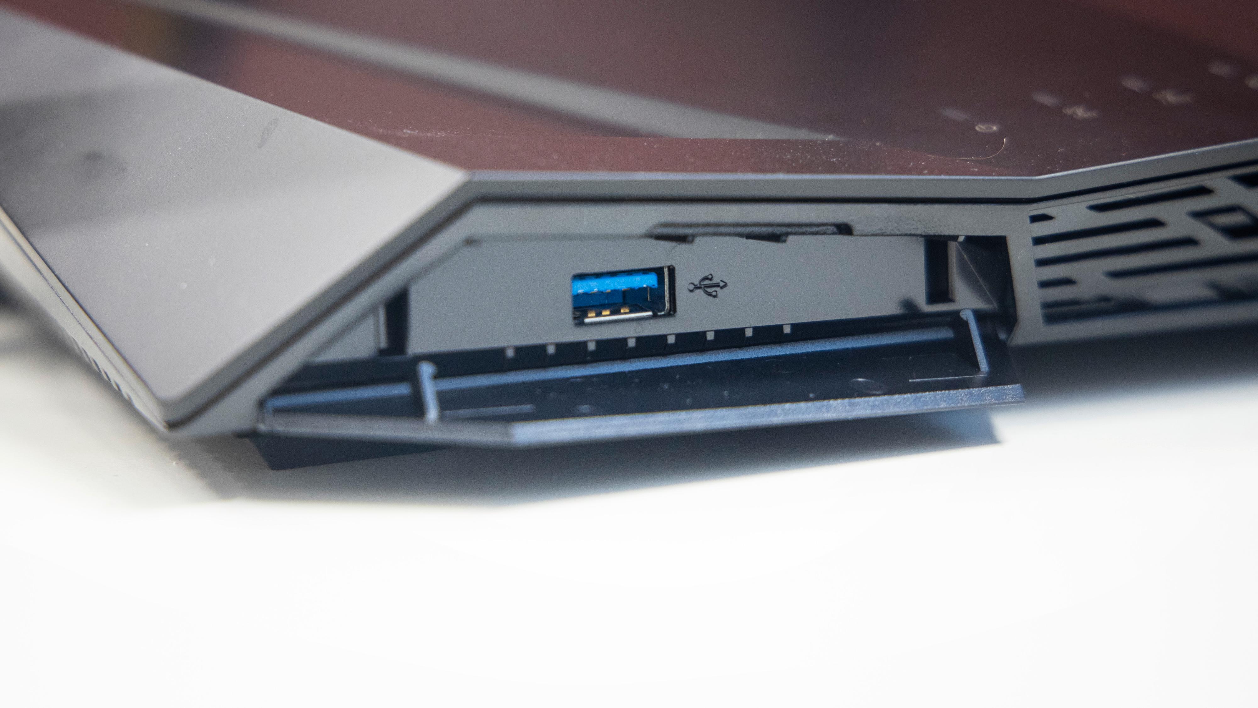 Asus har plassert én av USB-portene foran. Det kan sikkert være praktisk i en del tilfeller.