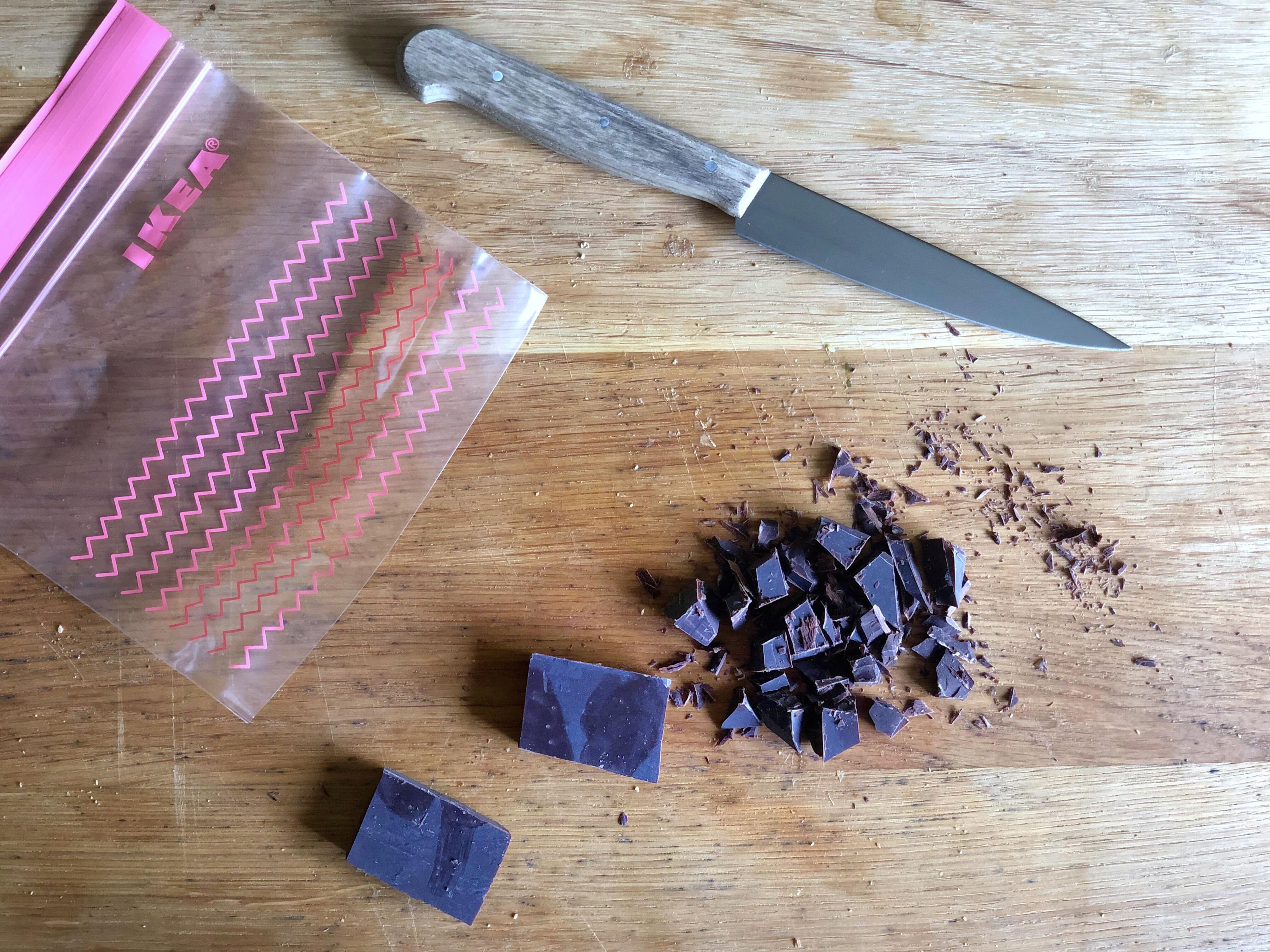 SJOKO-POSE: Hakk sjokoladen og ha den i plastpose.